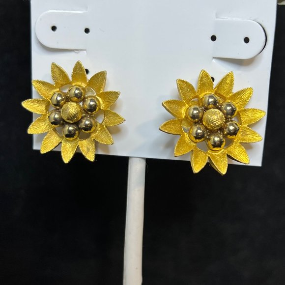 Vintage Kramer Gold Tone Flower Clip On Earrings (3763) - Picture 1 of 8